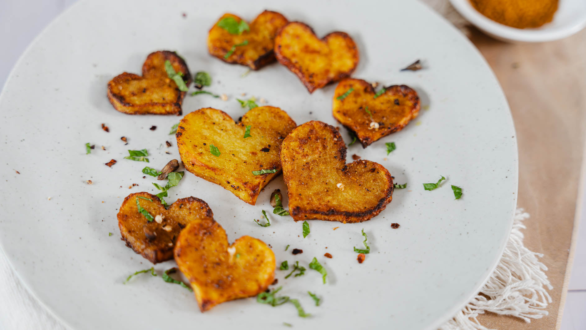 Knuspergold Herzkartoffeln – Liebe zum Snacken! ❤️  Ob Valentinstag, Date-Night, Geburtstag oder einfach, um jemandem eine knusprige Freude zu machen – diese Knuspergold Herzkartoffeln sind unglaublich lecker!